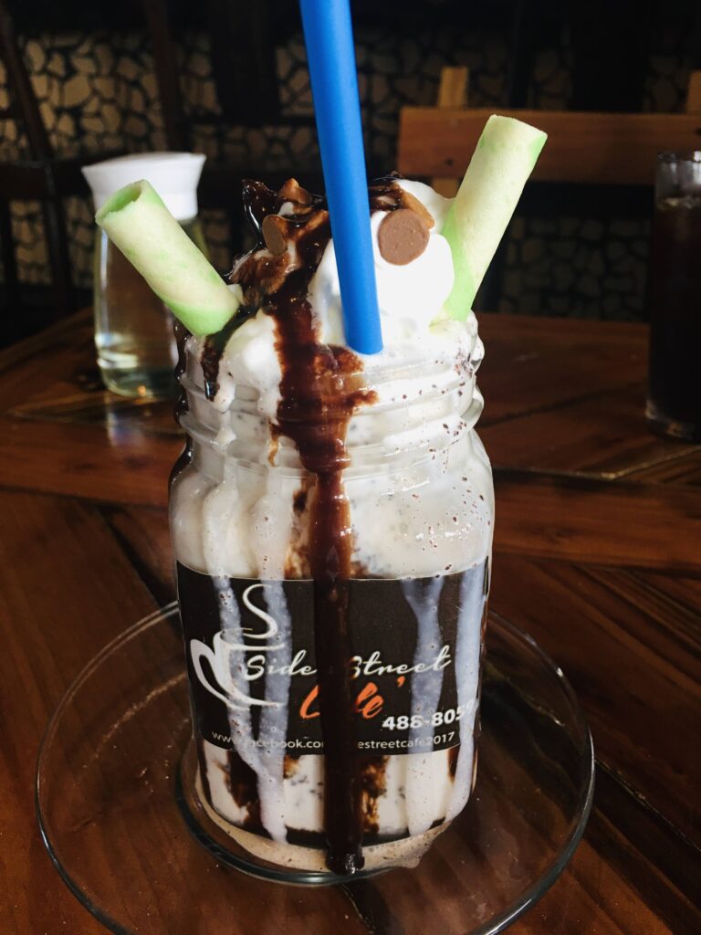 パラオのカフェの食事。パフェ