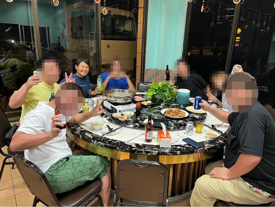 パラオの火鍋レストランで食事を囲む様子