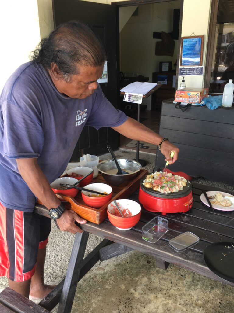 パラオ人スタッフとたこ焼きパーティー｜パラオ移住のリアル