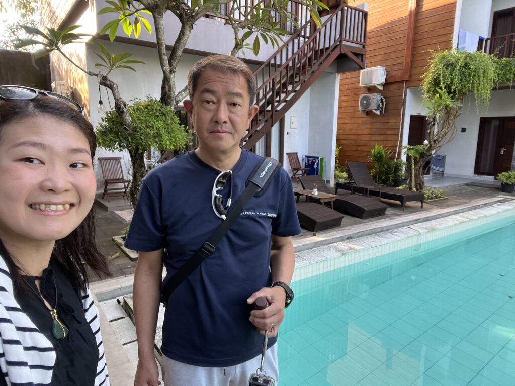 バリ島NaturelaHotelの庭での記念写真
