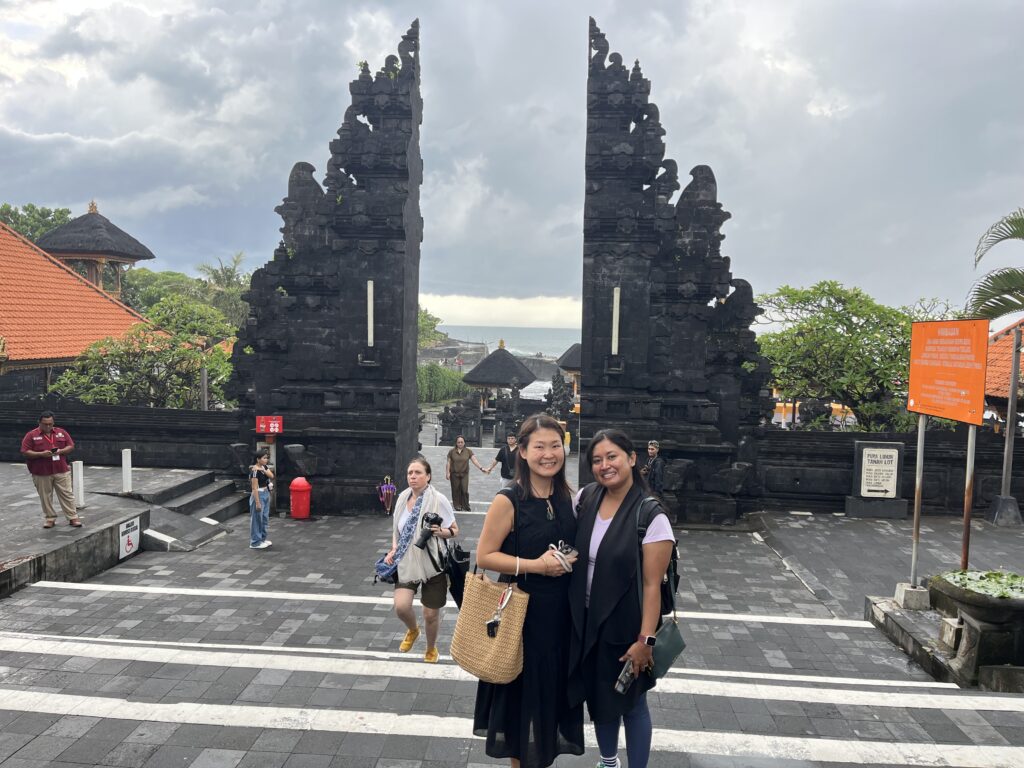 タナロット寺院前で記念撮影